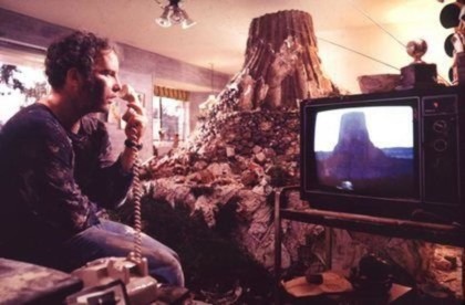 close-encounters-of-the-third-kind-roy-building-mountain
